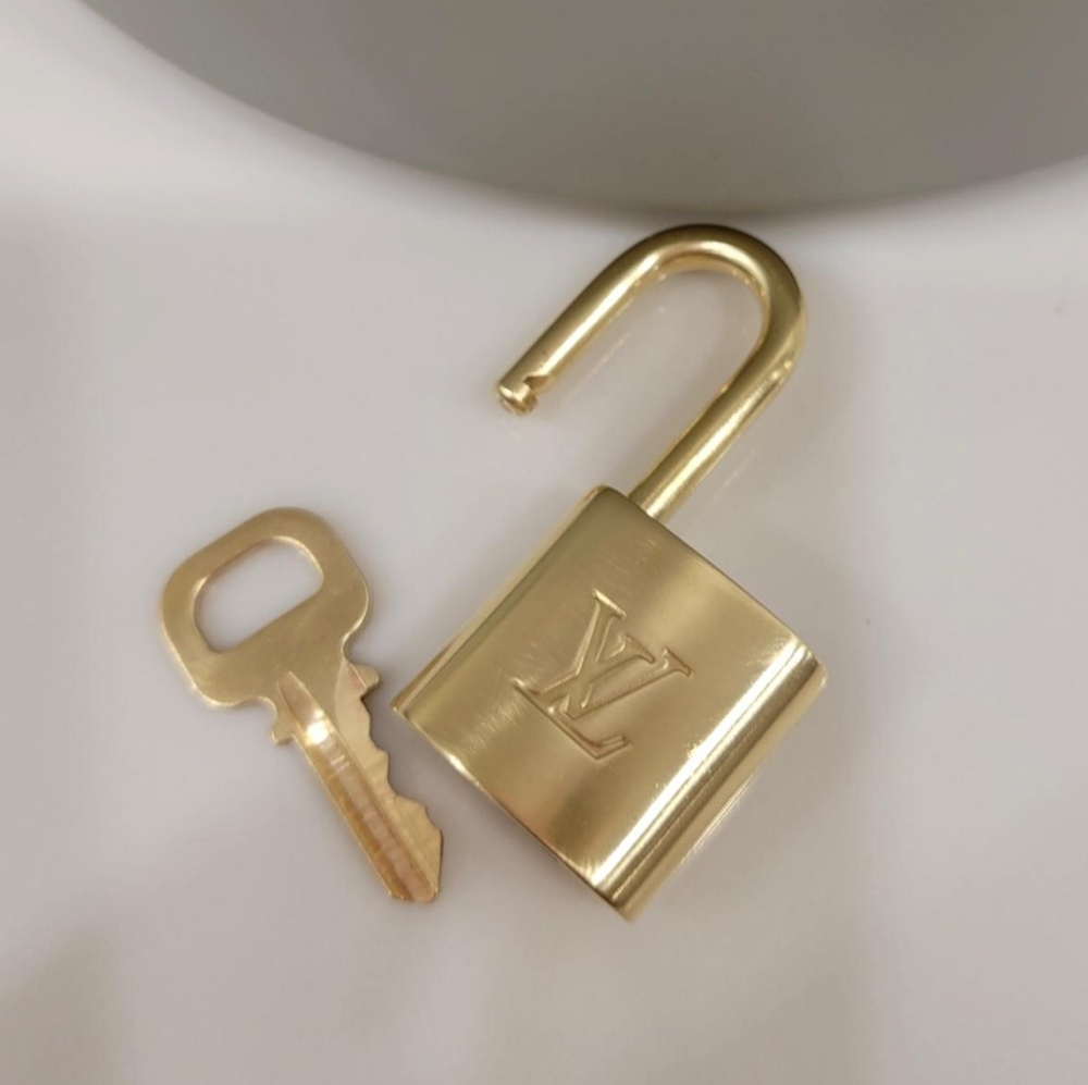💯 Authentic Padlock and Key Louis Vuitton Gold Brass